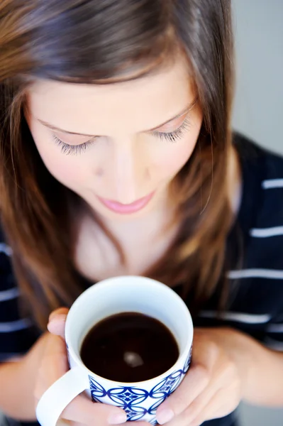 Лицо женщины с кофе — стоковое фото
