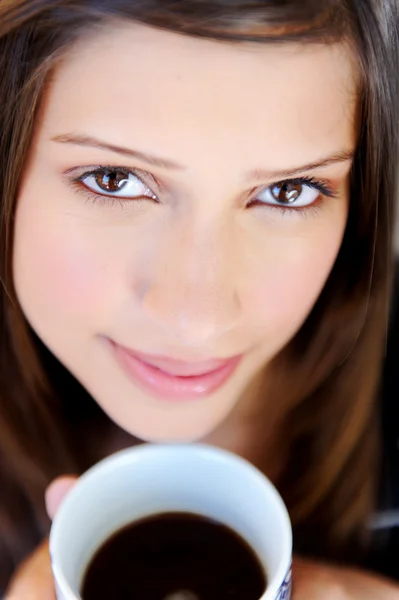 Лицо женщины с кофе — стоковое фото