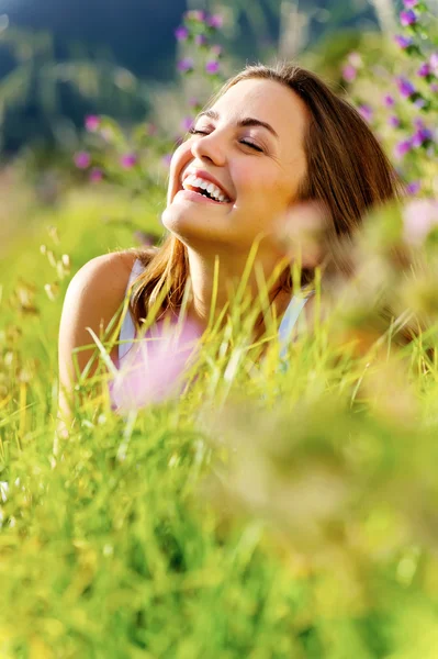 Glad kvinna utomhus — Stockfoto
