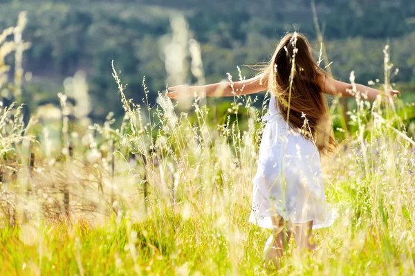 Coucher de soleil dansant prairie fille — Photo