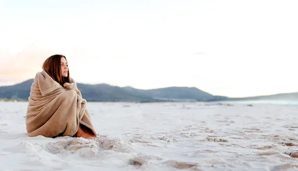 Strand deken vrouw — Stockfoto