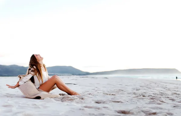 Beach girl sits on the sand — Stock Photo, Image