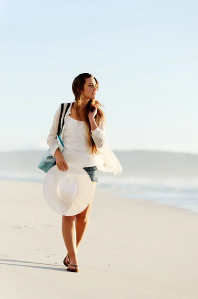 Beach girl walking — Stock Photo, Image