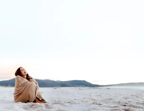 Παραλία κουβέρτα γυναίκα — Φωτογραφία Αρχείου