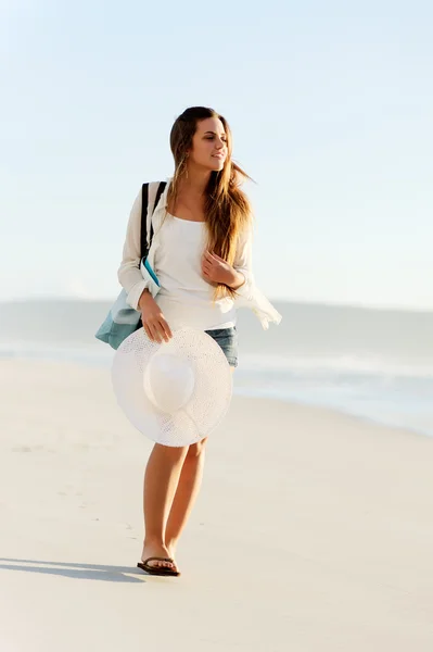 Strand meisje lopen — Stockfoto