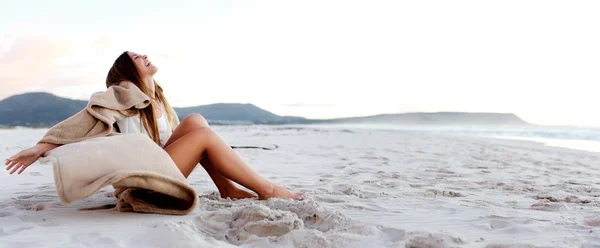 Пляжная девушка сидит на песке — стоковое фото