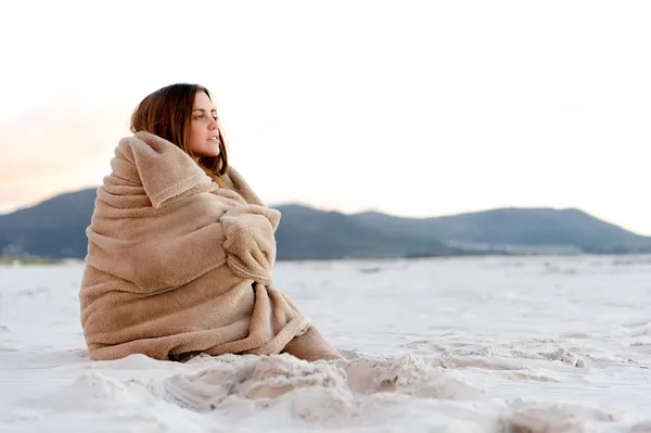 Strand deken vrouw — Stockfoto