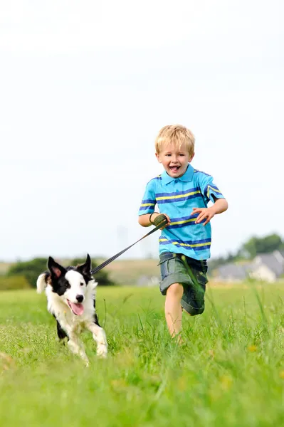 Щасливий безтурботний хлопчик біжить — стокове фото