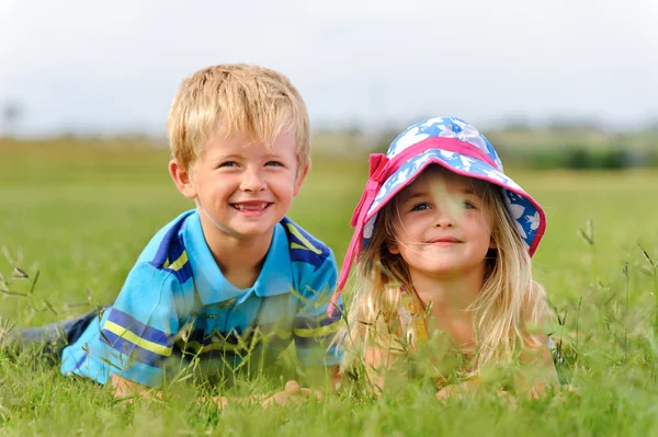 Kleine blonde Kinder auf dem Feld — Stockfoto