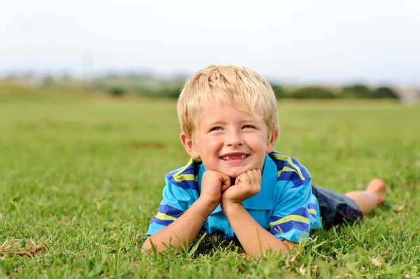 Šťastný kluk, venku — Stock fotografie