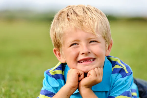 Bonito garoto caucasiano sorrindo ao ar livre — Fotografia de Stock