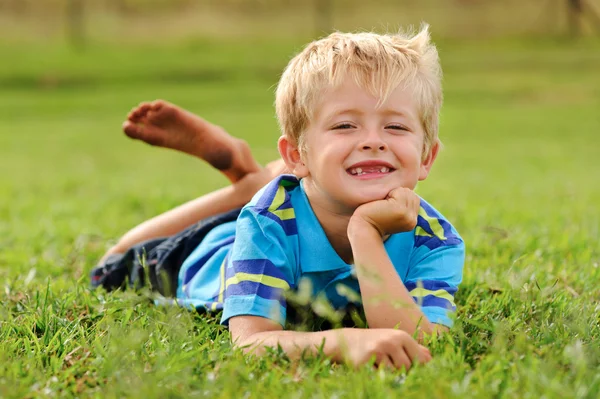 Friska glada barn utomhus — Stockfoto