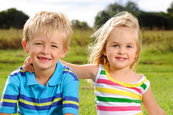 Lindos niños pequeños al aire libre —  Fotos de Stock