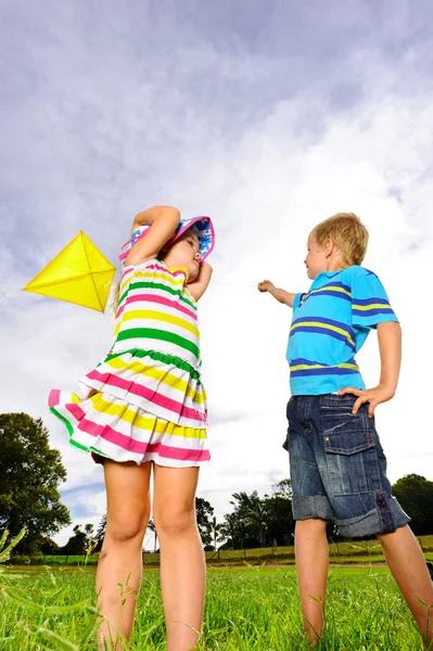 Dzieci, zabawy z ich kite — Zdjęcie stockowe