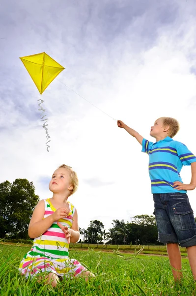 Bonito crianças loiras brincando ao ar livre — Fotografia de Stock