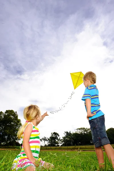 Crianças loiras ao ar livre em um dia ensolarado — Fotografia de Stock