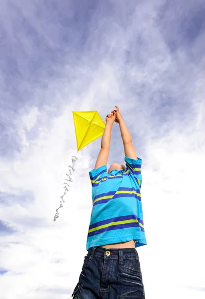 Dziecko osiąga wysokie dla jego latawiec — Zdjęcie stockowe
