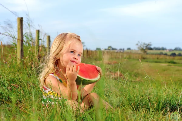 Healthy child eating — Stock Photo, Image