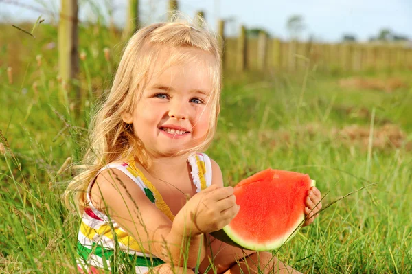 Criança sorridente com melancia — Fotografia de Stock