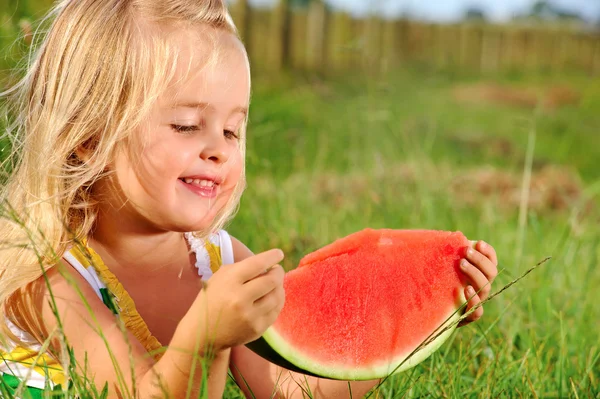 Jong kind met watermeloen outdoors — Stockfoto