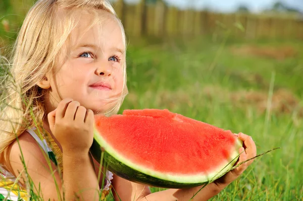 Leuk meisje bedrijf watermeloen — Stockfoto