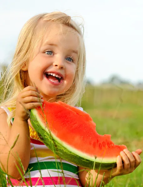 Schattige blonde meisje gelukkig met watermeloen — Stockfoto