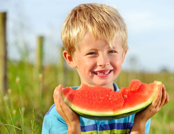Šťastný chlapec s meloun — Stock fotografie