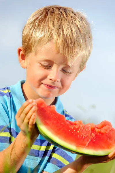 Rapaz bonito com hábitos alimentares saudáveis — Fotografia de Stock