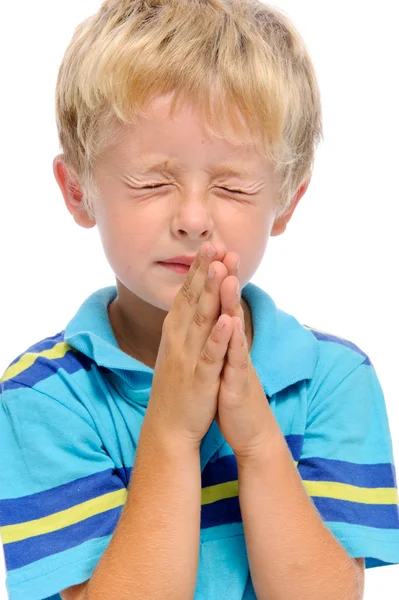 Мальчик молится — стоковое фото