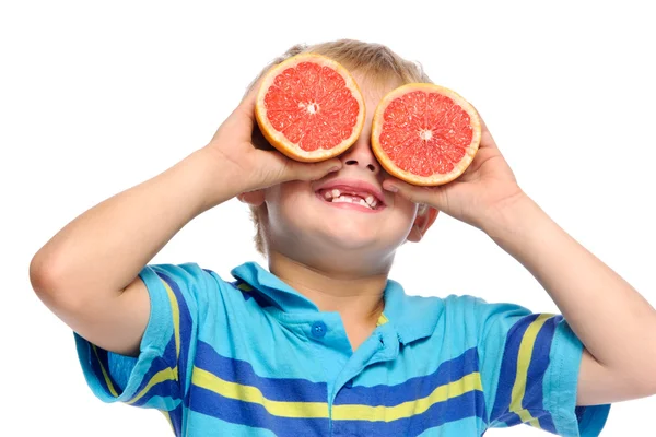 Junge spielt mit frischem Obst — Stockfoto