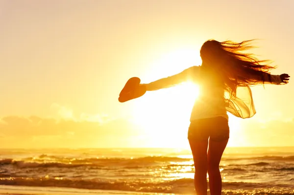 Mulher despreocupada dançando ao pôr do sol Fotografias De Stock Royalty-Free