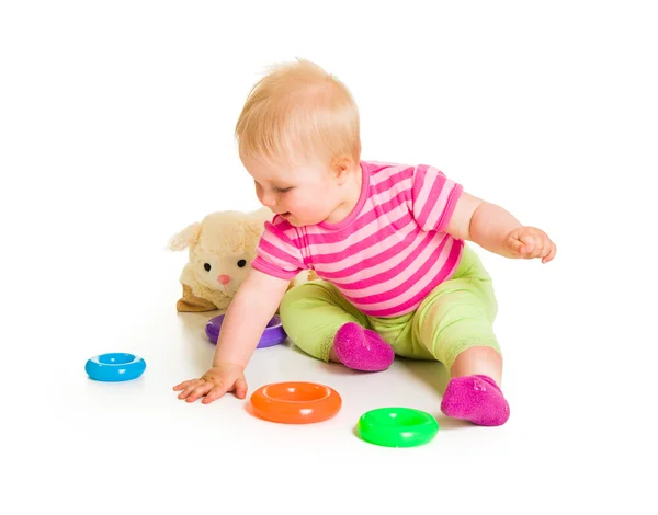 Bebé jugando y aprendiendo aislado en blanco —  Fotos de Stock