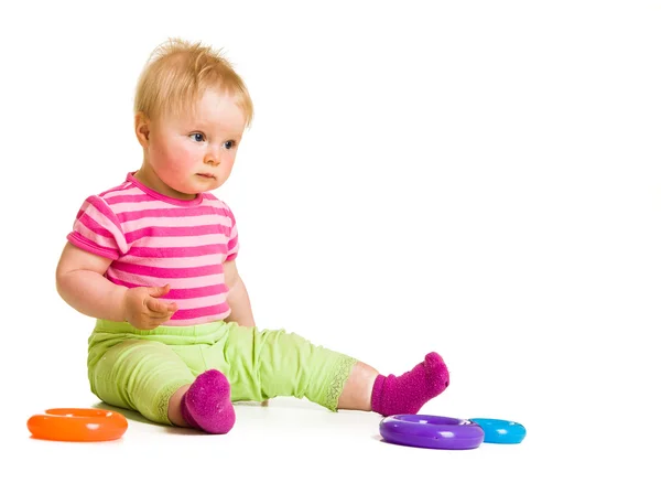Barnet spelar och lärande isolerad på vit — Stockfoto