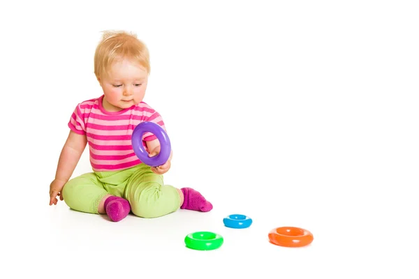 Säugling spielt und lernt isoliert auf Weiß — Stockfoto
