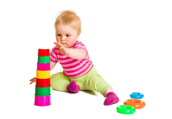 Bebé jugando y aprendiendo aislado en blanco — Foto de Stock