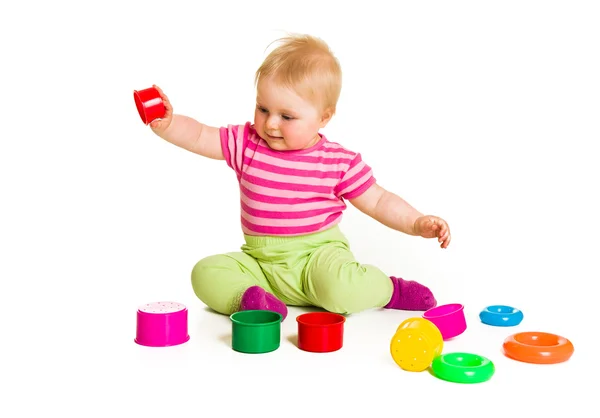 Oynayan bebek ve üzerinde beyaz izole öğrenme — Stok fotoğraf