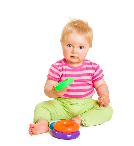 Немовля грає і вчиться ізольовано на білому — стокове фото