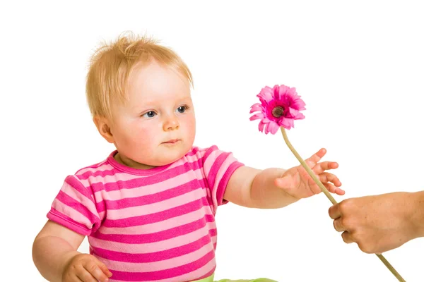 Baby meisje geven bloem — Stockfoto