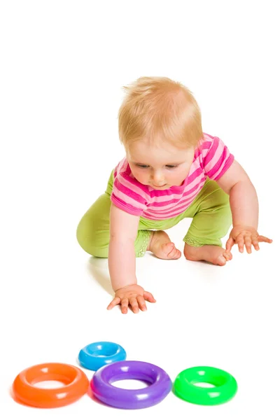 Baby spelen en leren geïsoleerd op wit — Stockfoto