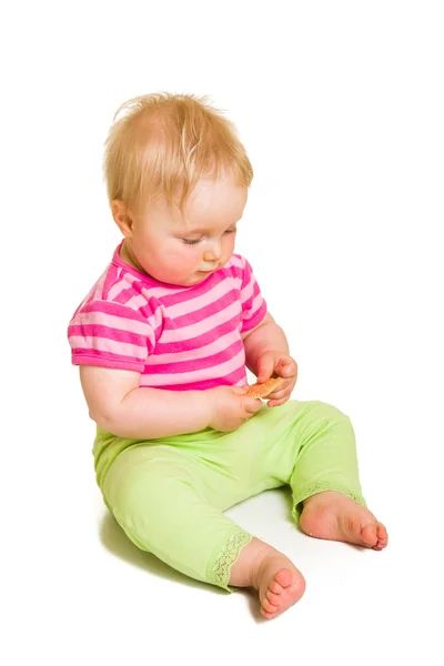 Nyfödda barnet lära sig att äta en kex — Stockfoto