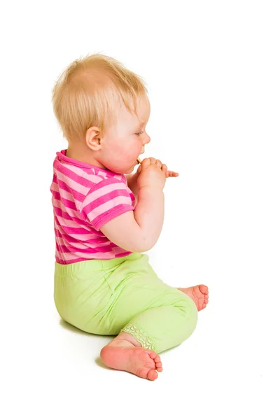 Bebê infantil aprendendo a comer um biscoito — Fotografia de Stock