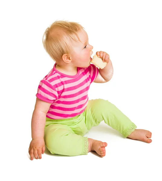 Bebê infantil aprendendo a comer um biscoito — Fotografia de Stock