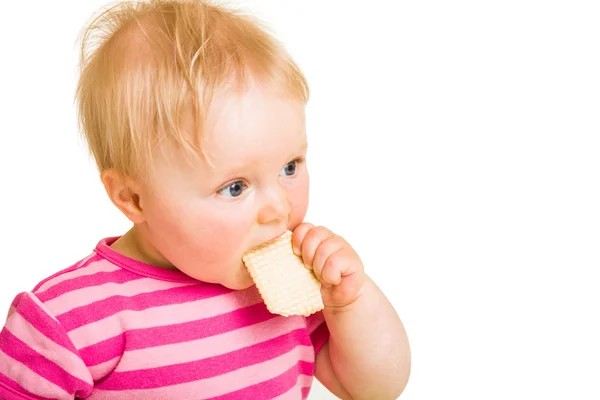 Ребенок учится есть печенье — стоковое фото