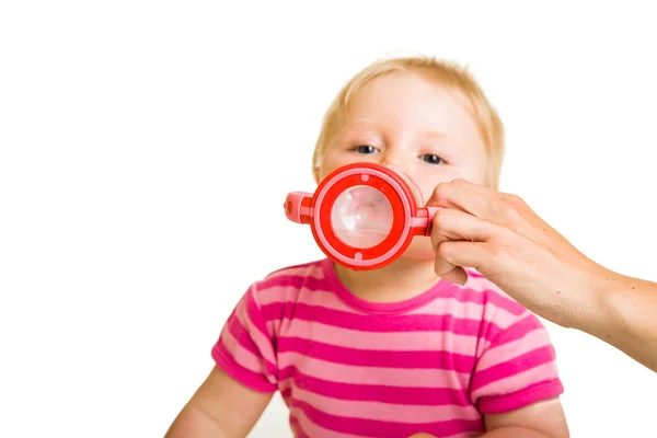 Младенец пьет воду из бутылки — стоковое фото