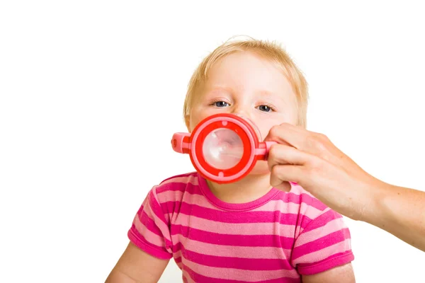 Säugling trinkt Wasser aus Flasche — Stockfoto