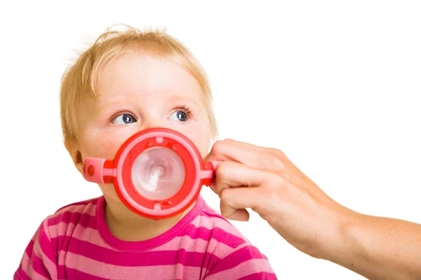 Bebê infantil bebendo água de uma garrafa — Fotografia de Stock