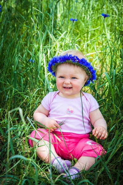 Mignon bébé fille assise dans l'herbe — Photo