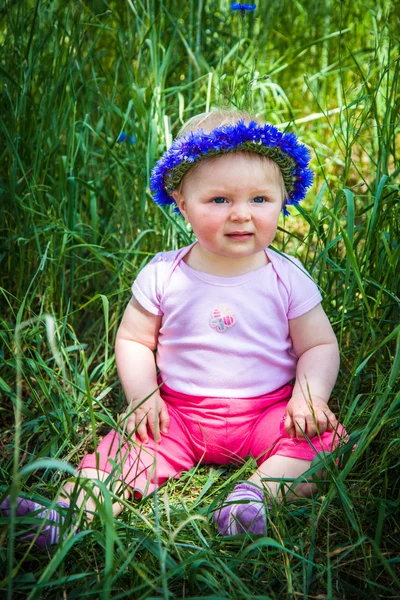 Ładny niemowlę dziecko dziewczynka siedzi w trawie — Zdjęcie stockowe