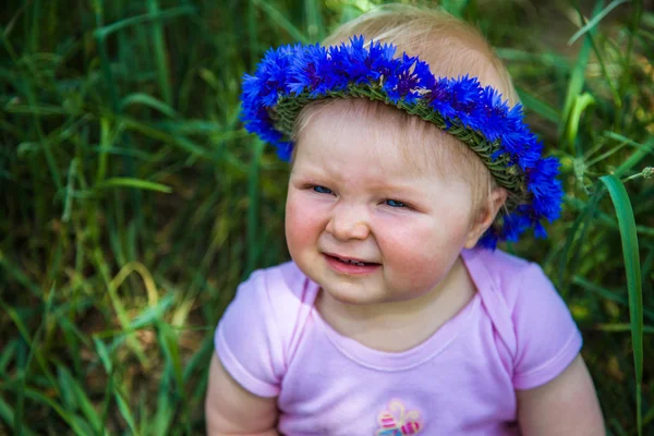 Schattige baby babymeisje zit in gras — Stockfoto