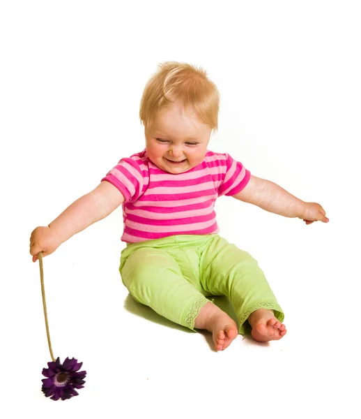 Säugling Mädchen gibt Blume — Stockfoto